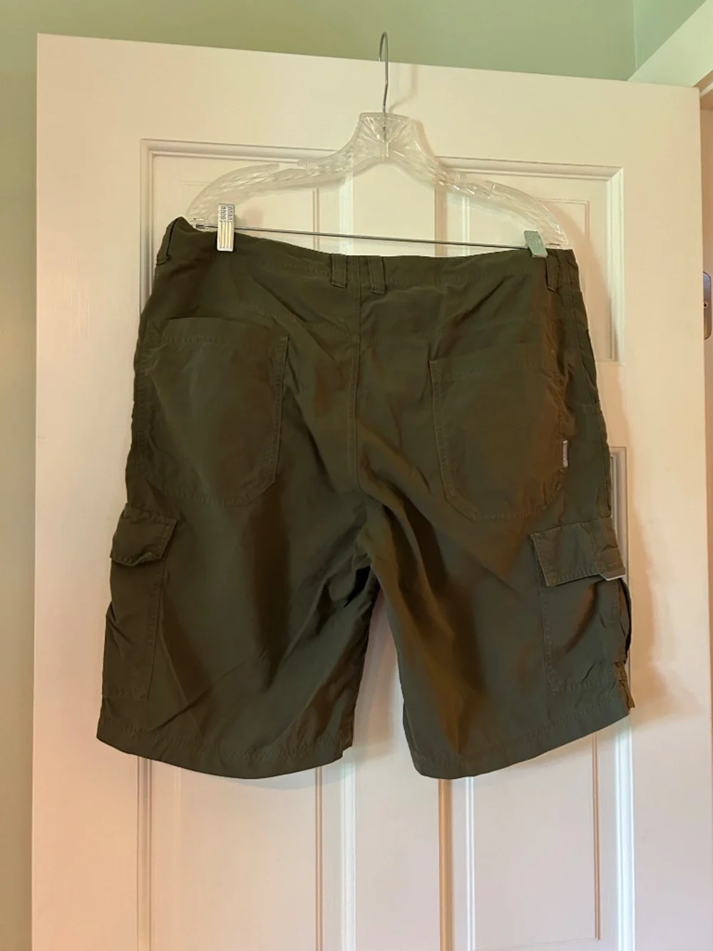 MOUNTAIN HARDWEAR  MENS SHORTS DARK GREEN 36 INSEAM 11